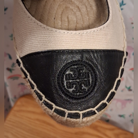 EUC Tory Burch Black Leather & Beige Canvas Casual Boho Wedge Heel Shoe SZ 6M - Picture 7 of 9